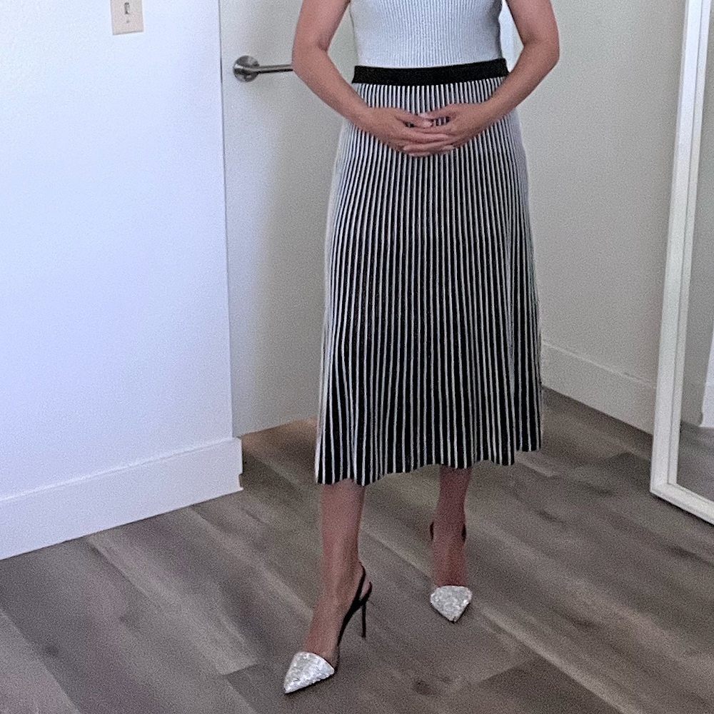 BCBG MAXAZRIA Striped Knit Accordian Pleated Skirt in Black and White SZ M
